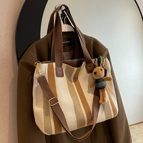 This year's popular bags for women large capacity 2024 new fashion versatile shoulder bag canvas class commuter tote bag