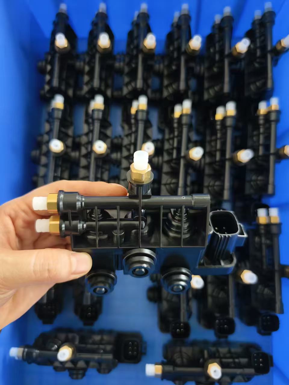 Compatible with Land Rover L322 Range Rover Discovery front and rear RVH000095 distribution valve RVH000050/60 original manufacturer