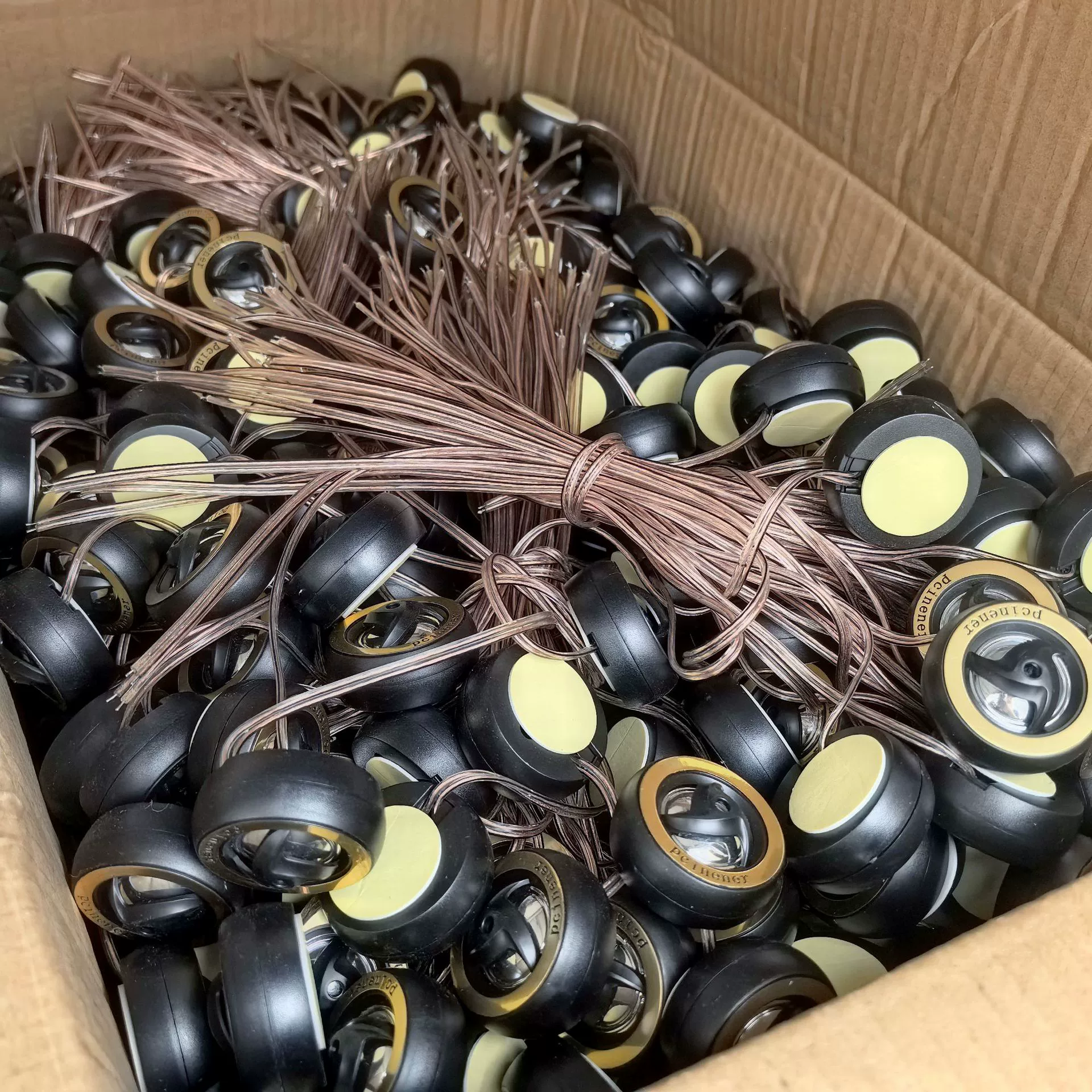 В наличии: оптовые поставки пьезоэлектрических твитеров 005AT250TX350, золотистый цвет, от производителя.