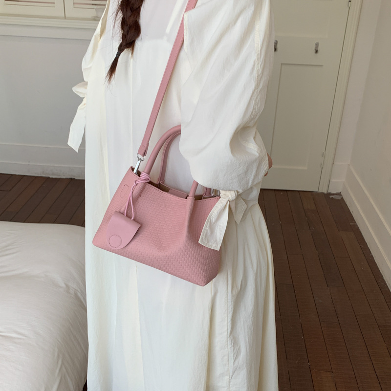 Fresh And Sweet Commuter Shoulder Bag For Women 2026 New Luxury Versatile Handbag Niche Casual Woven Crossbody Bag - Thumbnail 4
