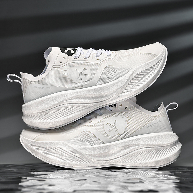 Zapatas de carreras de pareja de color contrastante de la marea nacional Duan Duan 2025 College Breathable Full Palm Plate de carbono Zapatas de carreras de hombre