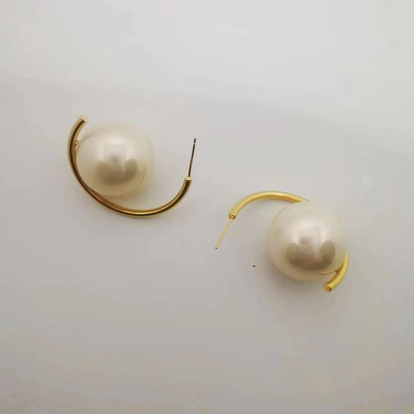 Elegant design sophisticated earrings from pearl