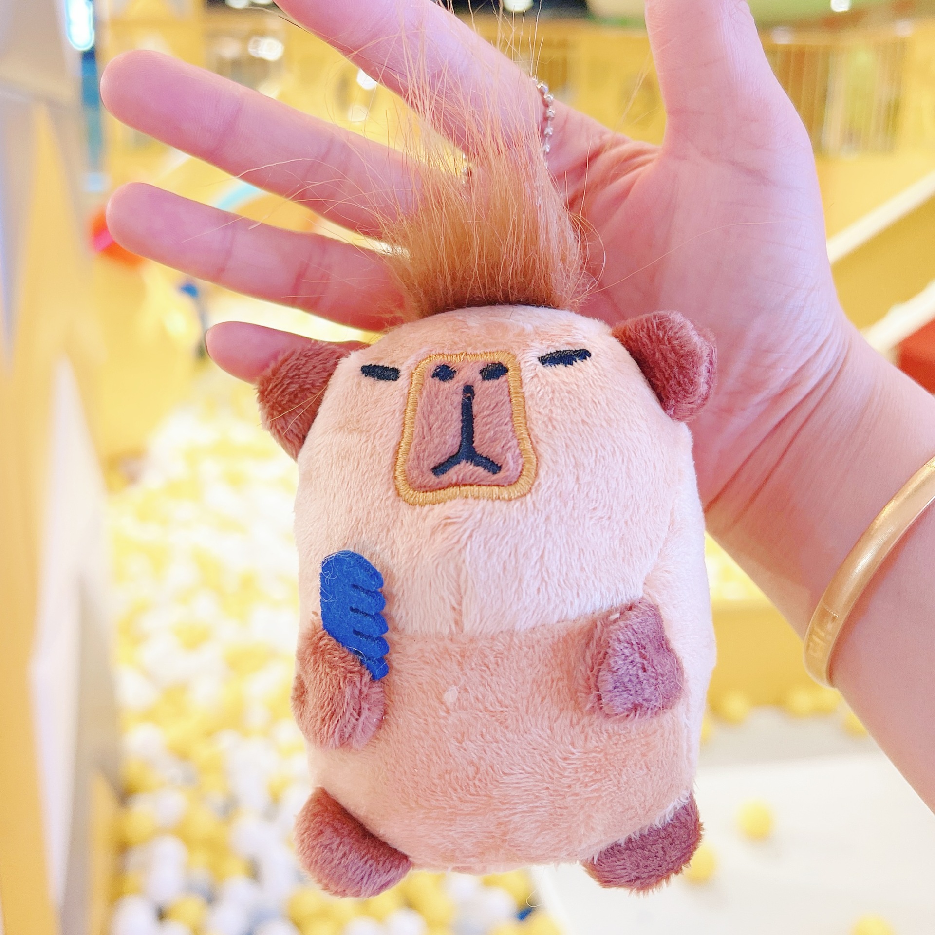 갈색 빗 긴 머리 카피바라 + 비드 체인