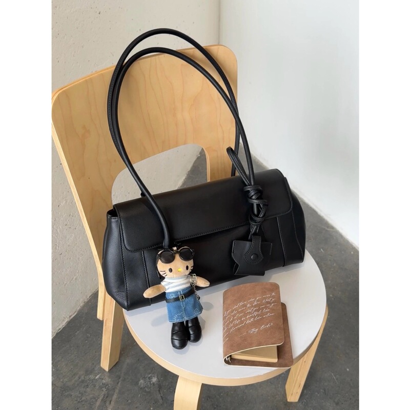 2026 Autumn New Simple Style Black Flap Handbag Commuting Versatile Large Capacity Shoulder Tote Bag 2026 Autumn New Simple Style Black Flap Handbag Commuting Versatile Large Capacity Shoulder Tote Bag
