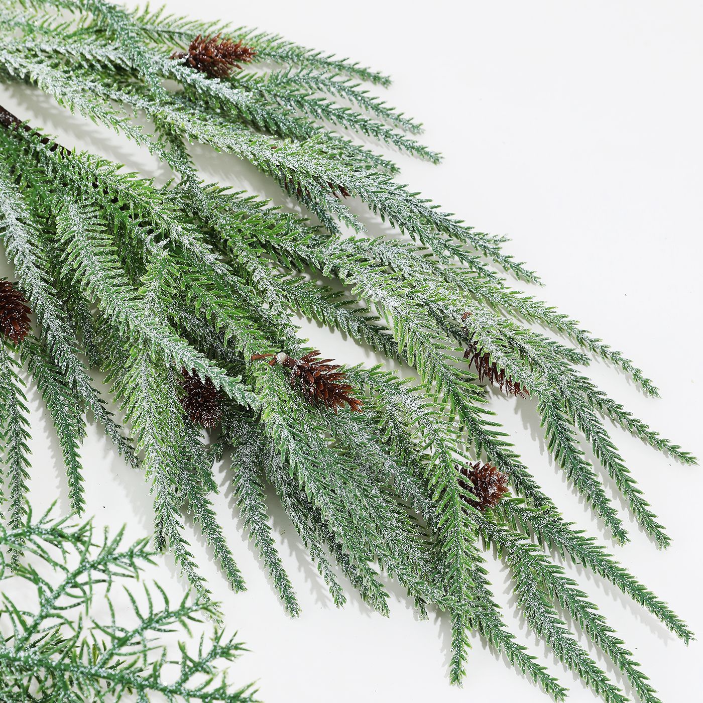 Simulación transfronteriza de Navidad con nieve PE hojas de pino de fruta roja aguja ramas de árbol de Navidad en el hogar guirnaldas de decoración de caña