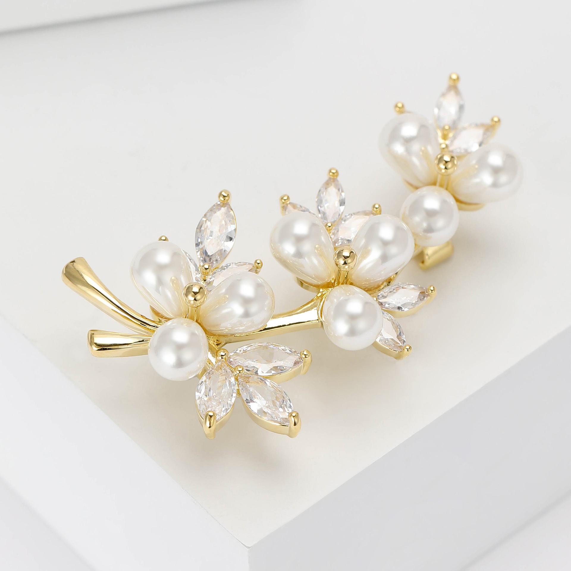 Luxurious Pin Flower Copper Inlay Pearl Zircon Women's Brooches display picture 6