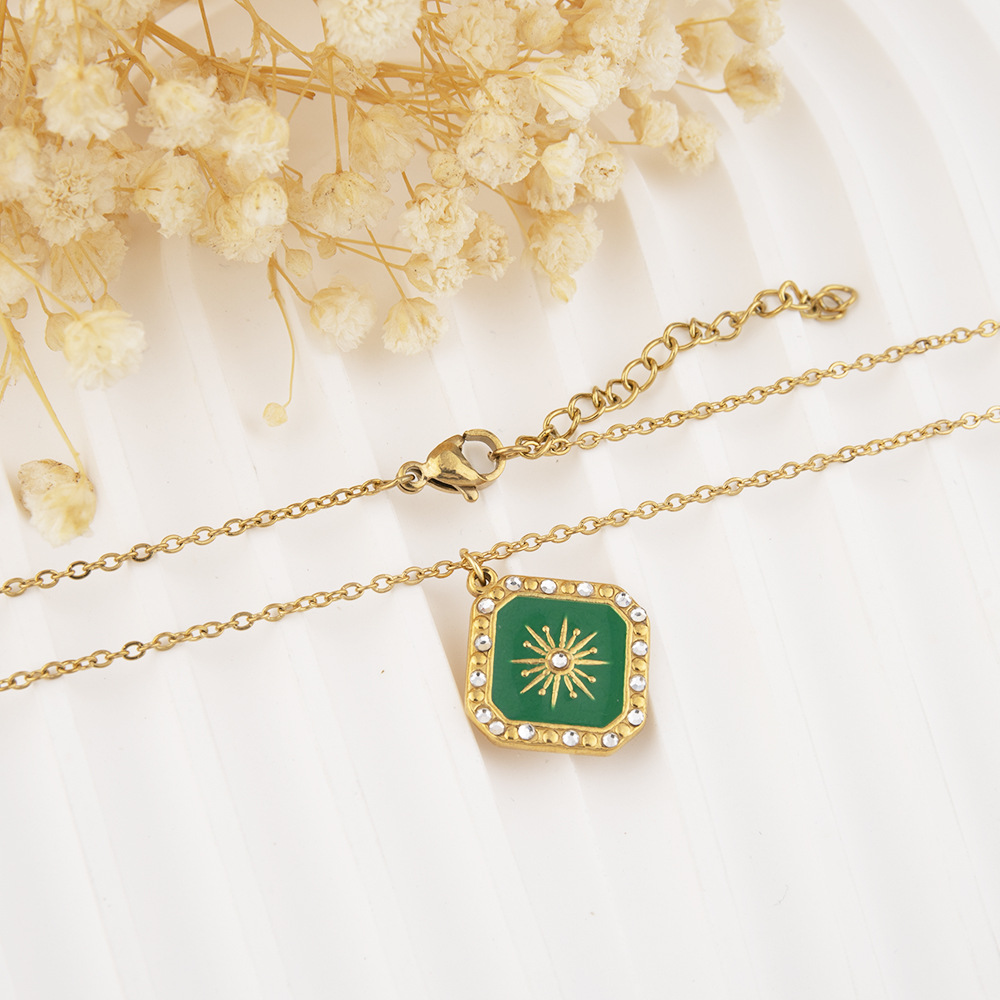 Nouveau produit de bijoux en acier inoxydable, goutte d'huile, niche, sensation haut de gamme, étiquette suspendue carrée en forme de soleil, collier en acier au titane_voghion.com