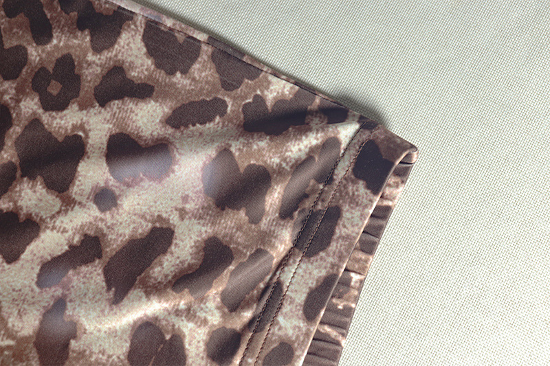 Blusa transparente con estampado de leopardo para mujer, pantalón asimétrico con hombros descubiertos, manga larga, pantalón corto, dos piezas