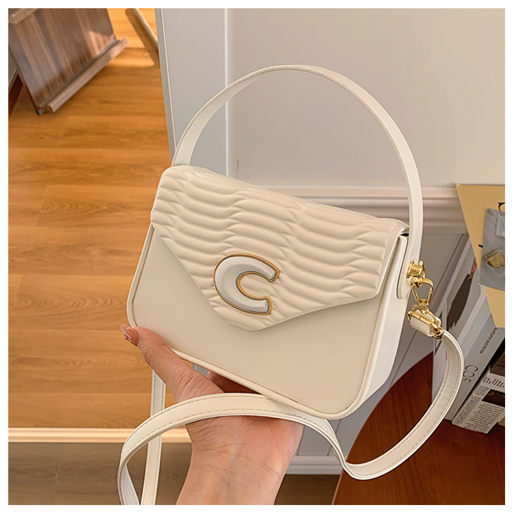Geantă mică pătrată 2024, stil nou de primăvară, umăr, portabil, crossbody, în relief, capacitate mare, articole de modă din fabrică, comerț exterior en-gros, cruce_voghion.com