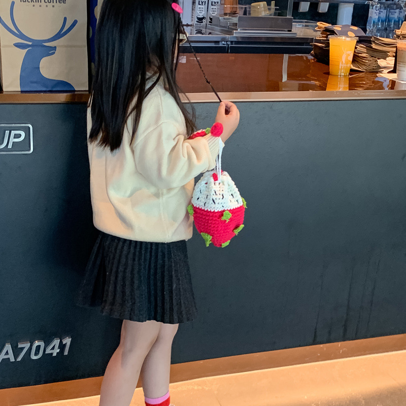 Nuevo gancho de lana bolsas para niños, corazón rojo, corazón blanco, bolsas de hombro de fruta de dragón, bolsas de hombro frescas para hombres y mujeres.