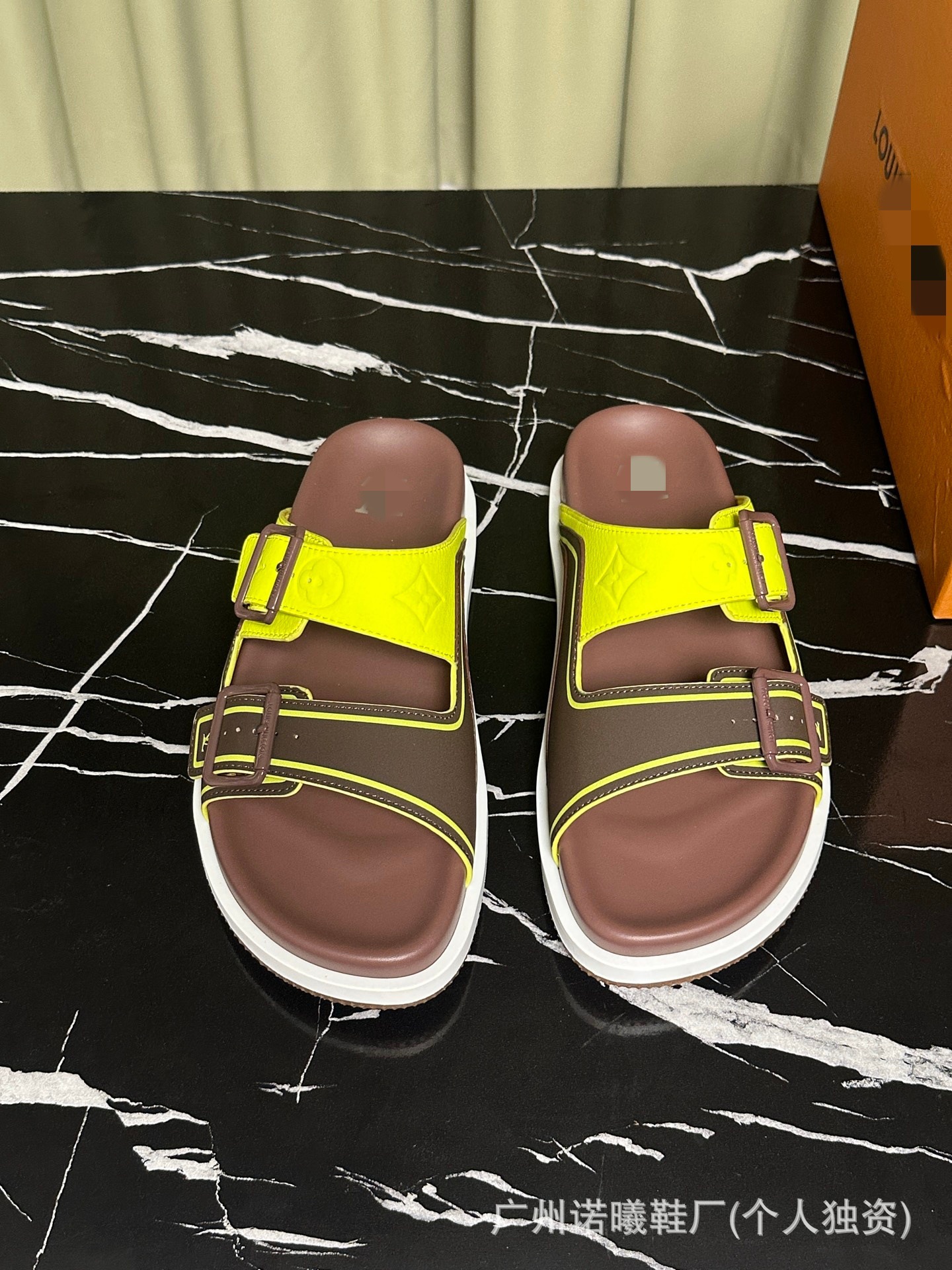 Zapatillas de moda para hombres con suela suave cómodas para usar zapatos de playa de cuero originales caja original de lujo marca de moda de doble cinturón de moda casual image 19