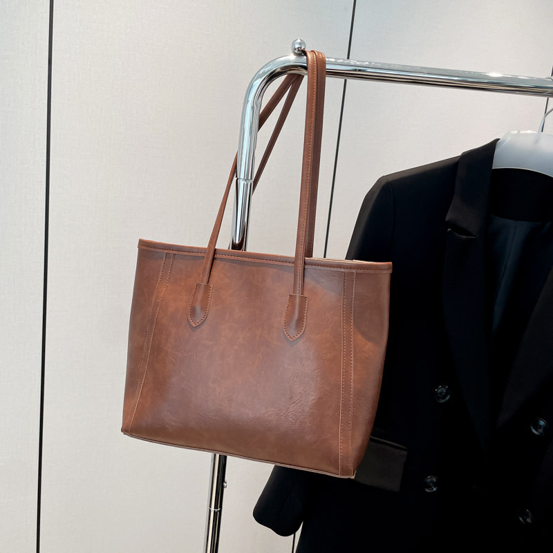 Retro alta sensación de bolso especial para mujeres 2025 nuevo otoño y invierno versátil de gran capacidad para estudiantes de clase bolsa de viaje de hombro