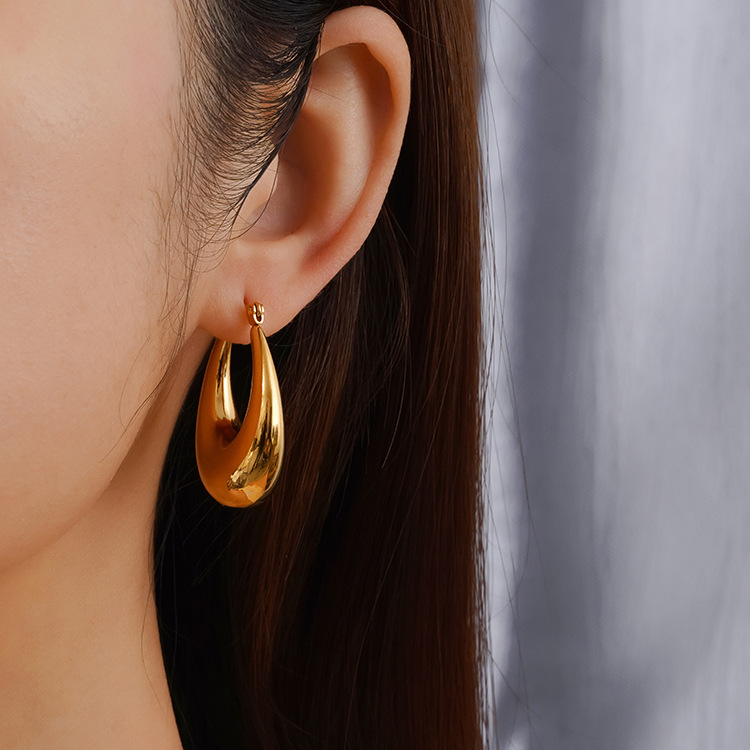La moda europea y americana alta sensación de lujo ligero estilo de acero inoxidable hueco pendientes de moda femenina chapado al vacío 18K pendientes