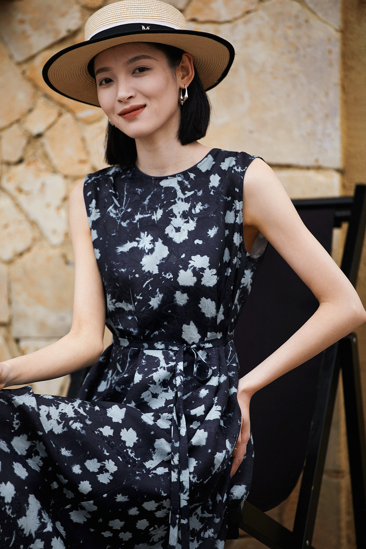 Đầm maxi nữ thắt eo không tay in hoa lụa tơ tằm — Màu xanh đậm chi tiết 5
