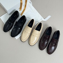 픰�ݸ؛�����|ͨ�ڣ�theӢ���L�A�^ƽ������Ь��Ƥһ�_��СƤЬ