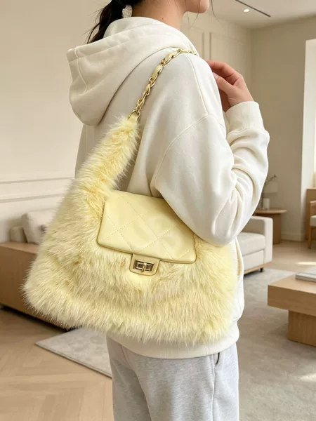 Autumn and winter vibe crescent-shaped underarm bag for women, featuring a diamond-patterned flap, a metal clasp, and a chain shoulder strap, a fashionable and practical shoulder bag for commuting