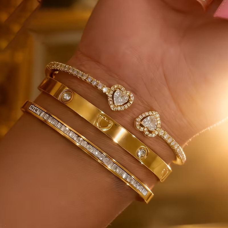 Hot-Selling Personalized Diamond-Encrusted Heart-Shaped Stainless Steel Bracelet with 18K Gold Plating, Versatile and Fashionable with a High-End Feel Hot-Selling Personalized Diamond-Encrusted Heart-Shaped Stainless Steel Bracelet with 18K Gold Plating, Versatile and Fashionable with a High-End Feel