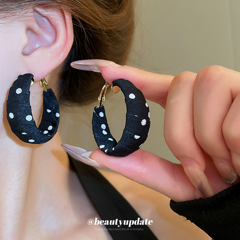 Pendientes enrollados de tela de lunares de nuevo producto de aguja de plata Pendientes de diseño de moda de nicho Pendientes de viaje de niña de estilo ins