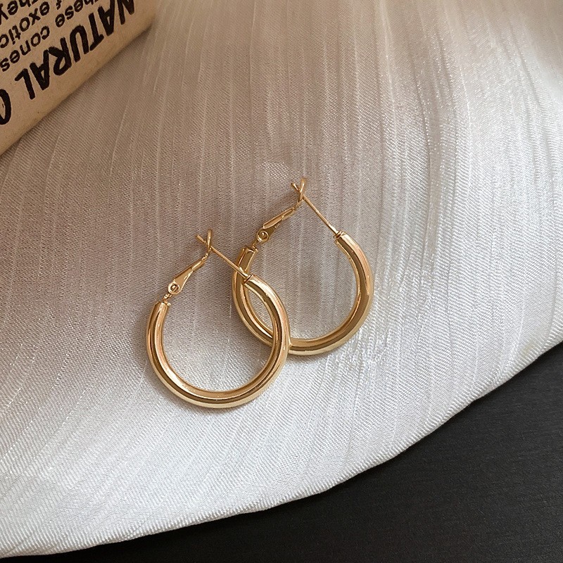 Pendientes ovalados simples de aguja de plata Pendientes de tendencia de personalidad transfronteriza europea y americana Pendientes de diseño de todo fósforo de nicho al por mayor