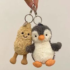 リトルレッドブックと同じスタイルの英国産ピーナッツペンギンペンダント、かわいいぬいぐるみ、バッグデコレーションペンダント、誕生日プレゼント
