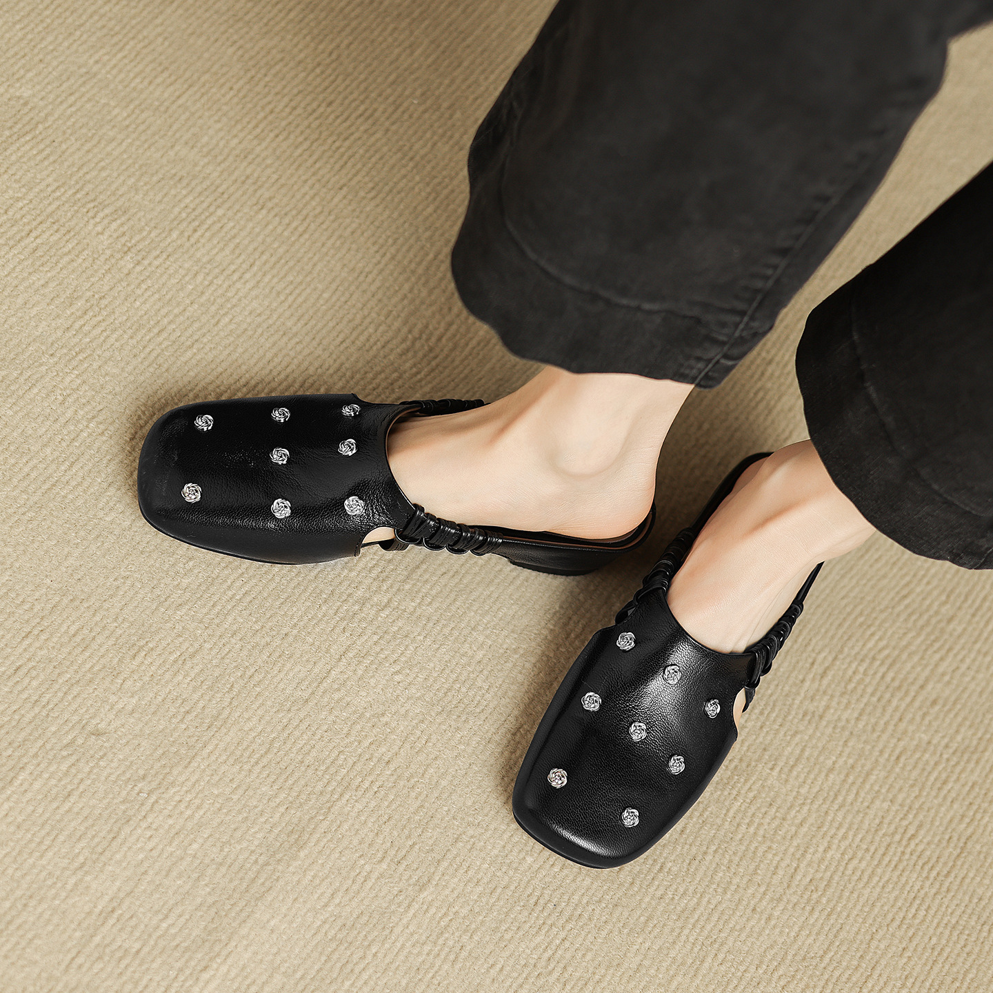 Dép sandal nữ quai chữ V mũi hoa, gót xuồng da dê, đế bệt thoải mái — đen