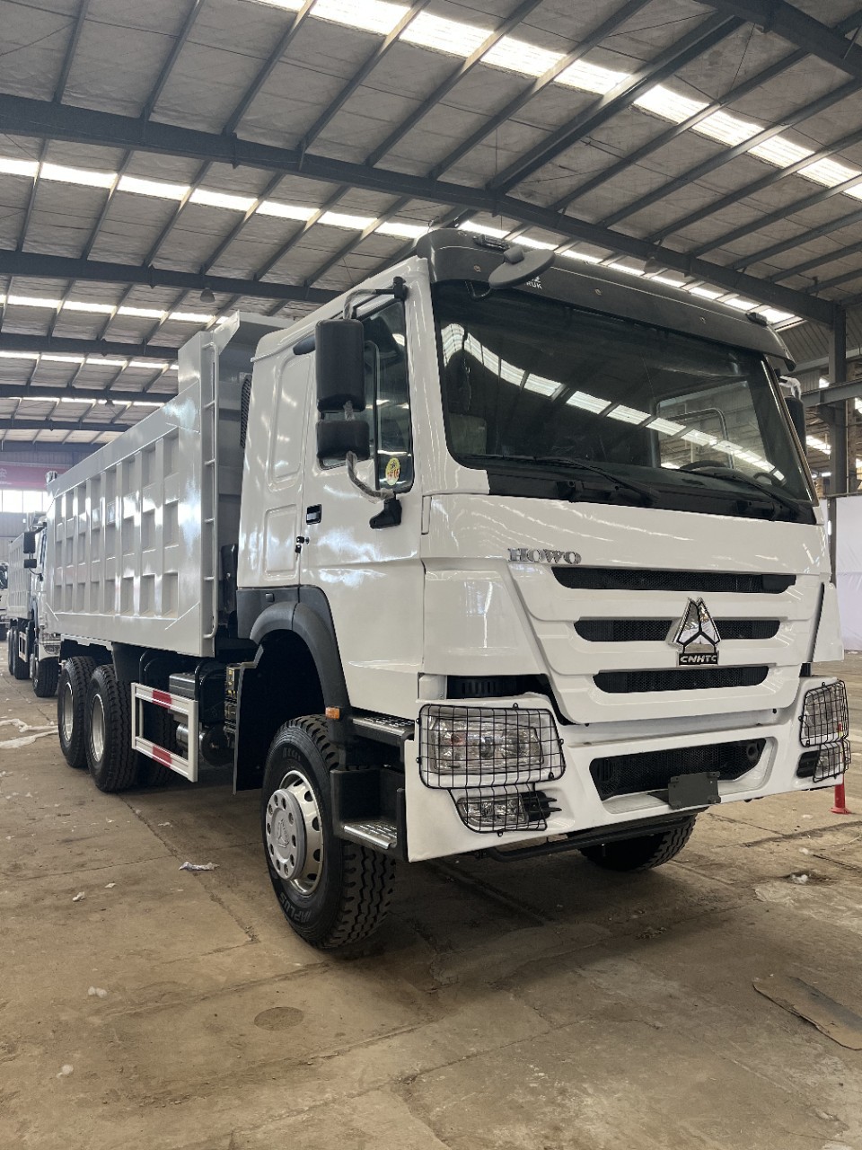 Export refurbished heavy-duty 6×4 HOWO cargo dump truck, 10-wheel rear-tipping 6x4, direct from the manufacturer