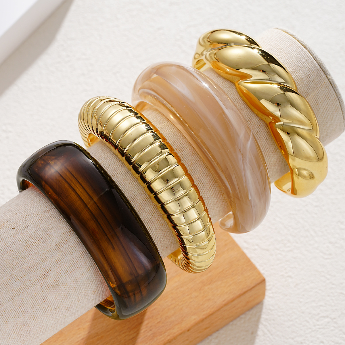 Han Zhi Shang Europa y los Estados Unidos transfronterizos acrílico amplio borde pulsera ámbar estriada hueso de serpiente torcido pulsera dorada mujer