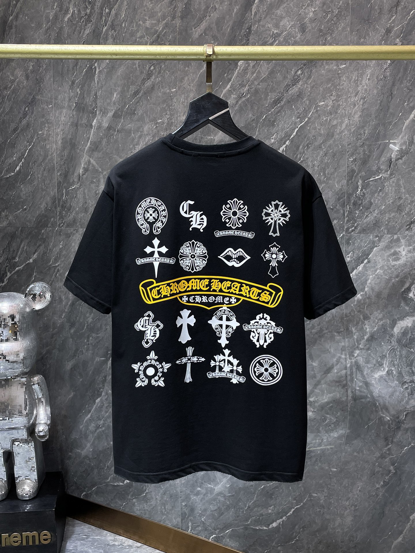Camiseta de Cuello Redondo de Algodón, Corte Holgado con Cruz y Detalles de Metal y Cuero, para Hombre y Mujer | Protección Solar