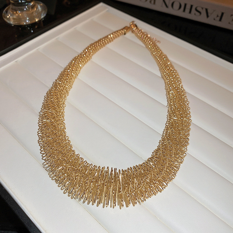 Metall-Design-Sense-Halsband, kleine Menschenmenge übertreibt mittelalterliche Schlüsselbeinkette, Netzrot, modisch, leichter Luxus-Stil_voghion.com