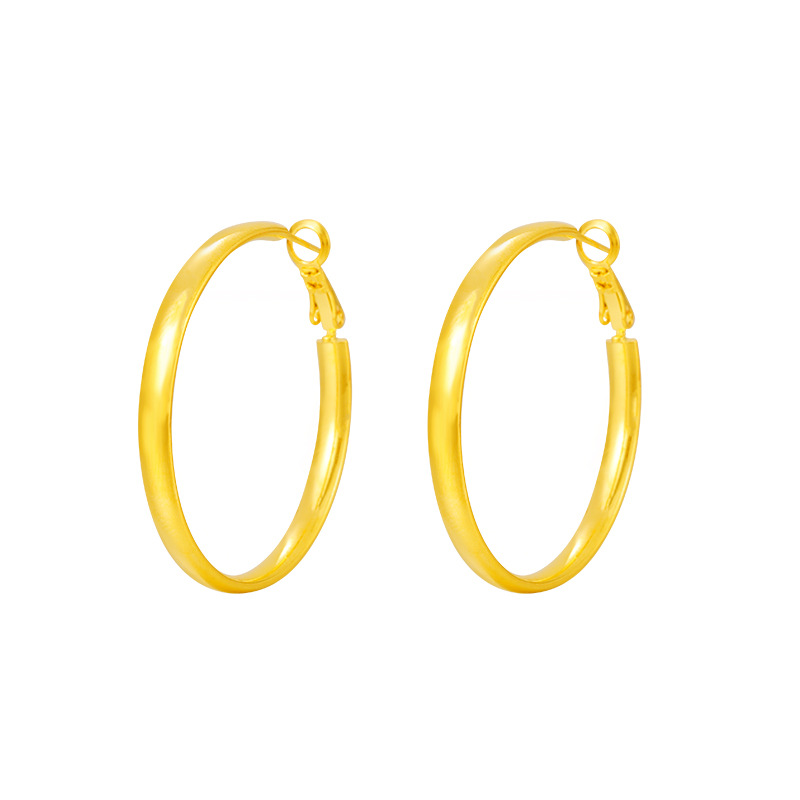 Nueva aleación de cobre pendientes brillantes pendientes de Círculo de las mujeres simple imitación de oro anillo liso pendientes grandes del todo fósforo suministro directo de fábrica