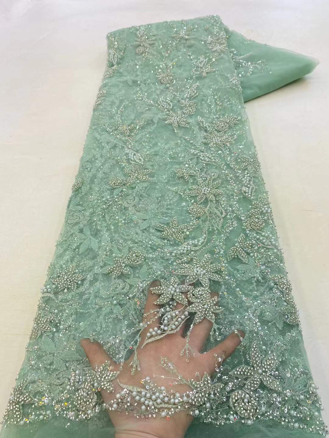 新品立体绣花网纱面料 珠片珠管刺绣网纱布 无弹涤纶网纱时装面料