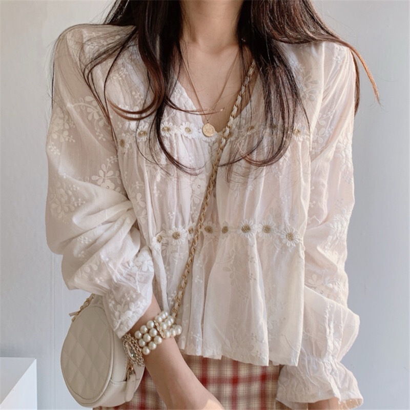 Spring and Autumn Design Niche Korean Long-Sleeved V Neck Girly Wear Lace Splicing Stereo Daisy Shirt
