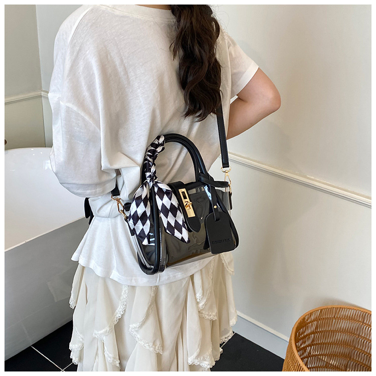 This year's popular women's handbag features a new, stylish and versatile hand-held crossbody bag with a Korean niche design and a bucket bag undefined