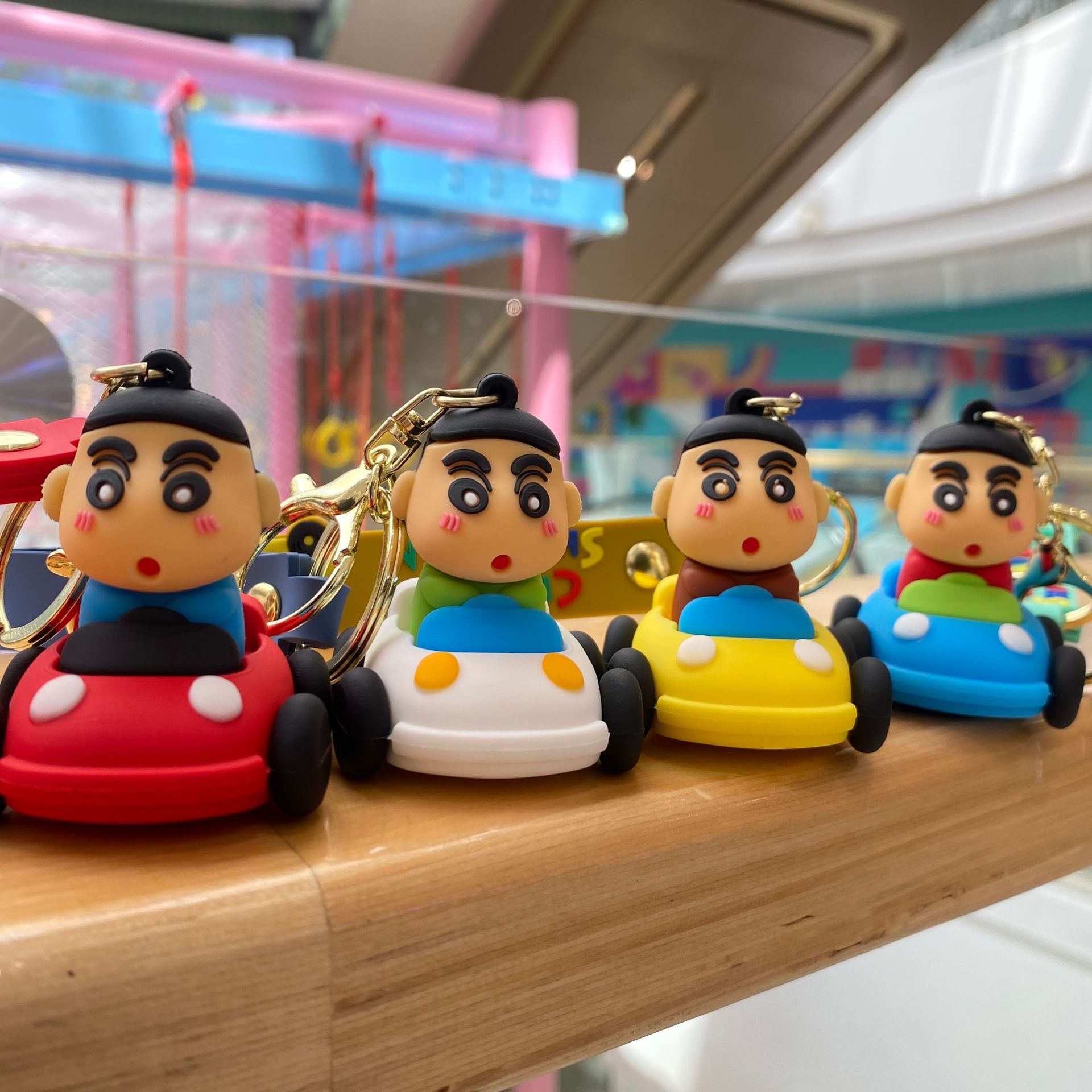 Coche de dibujos animados crayón pequeño llavero nuevo bolso de la muñeca colgante adornos de coche llavero pequeño regalo al por mayor