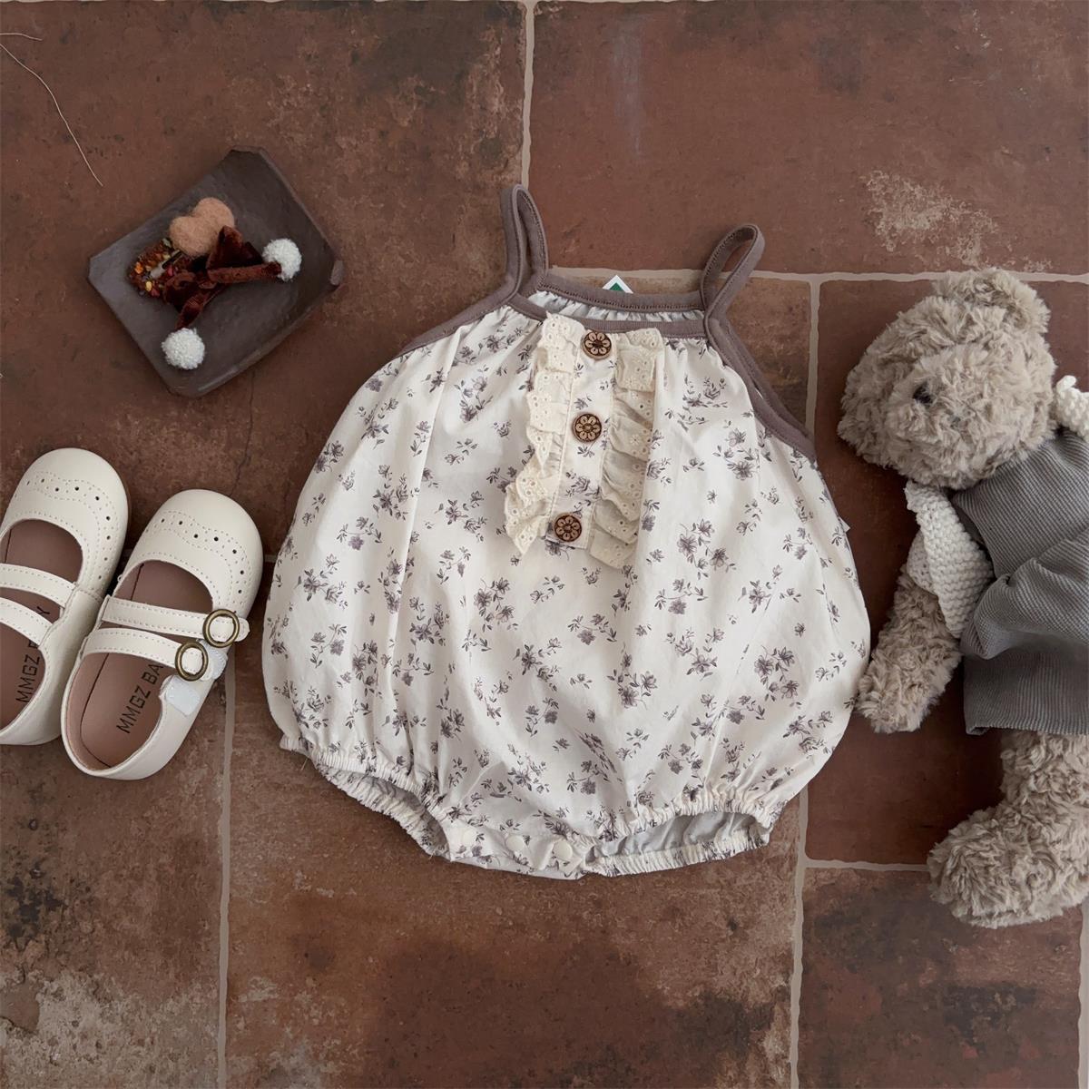 Verano delgado para niñas ropa de protección solar para bebés mameluco de tirantes 2025 nuevo traje de dos piezas de estilo occidental para bebés y niños pequeños