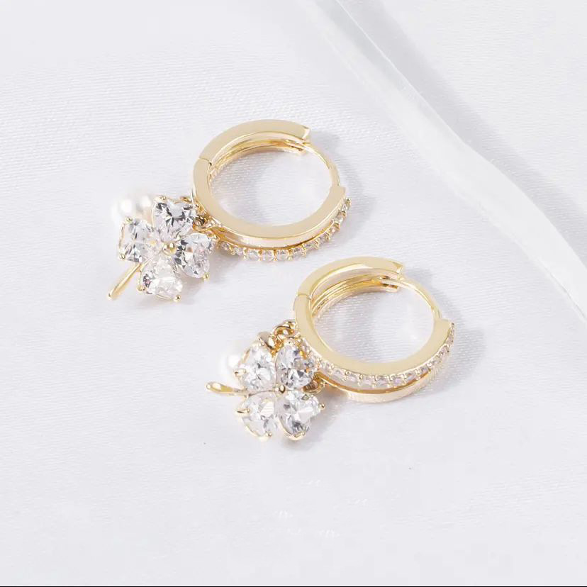 네잎 꽃 진주 귀 버클 화이트 (금도금)