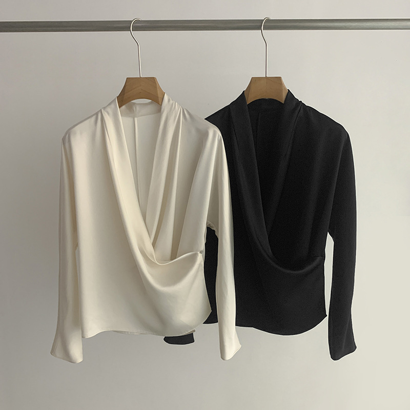 Designer style acetate glossy drape top with inner and outer buttons, simple and elegant V-neck shirt for women with a high-end feel Designer style acetate glossy drape top with inner and outer buttons, simple and elegant V-neck shirt for women with a high-end feel