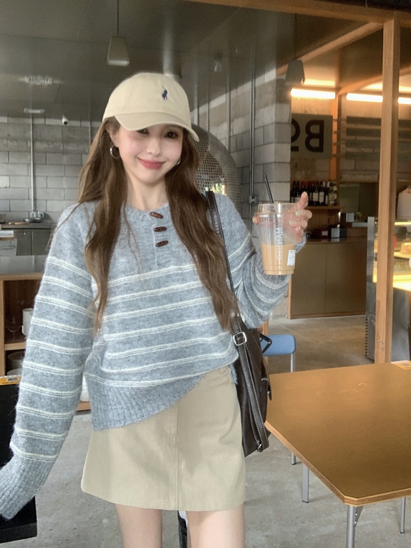 法式复古半开领毛衣女2025秋季新款牛角扣设计感条纹长袖针织上衣|undefined