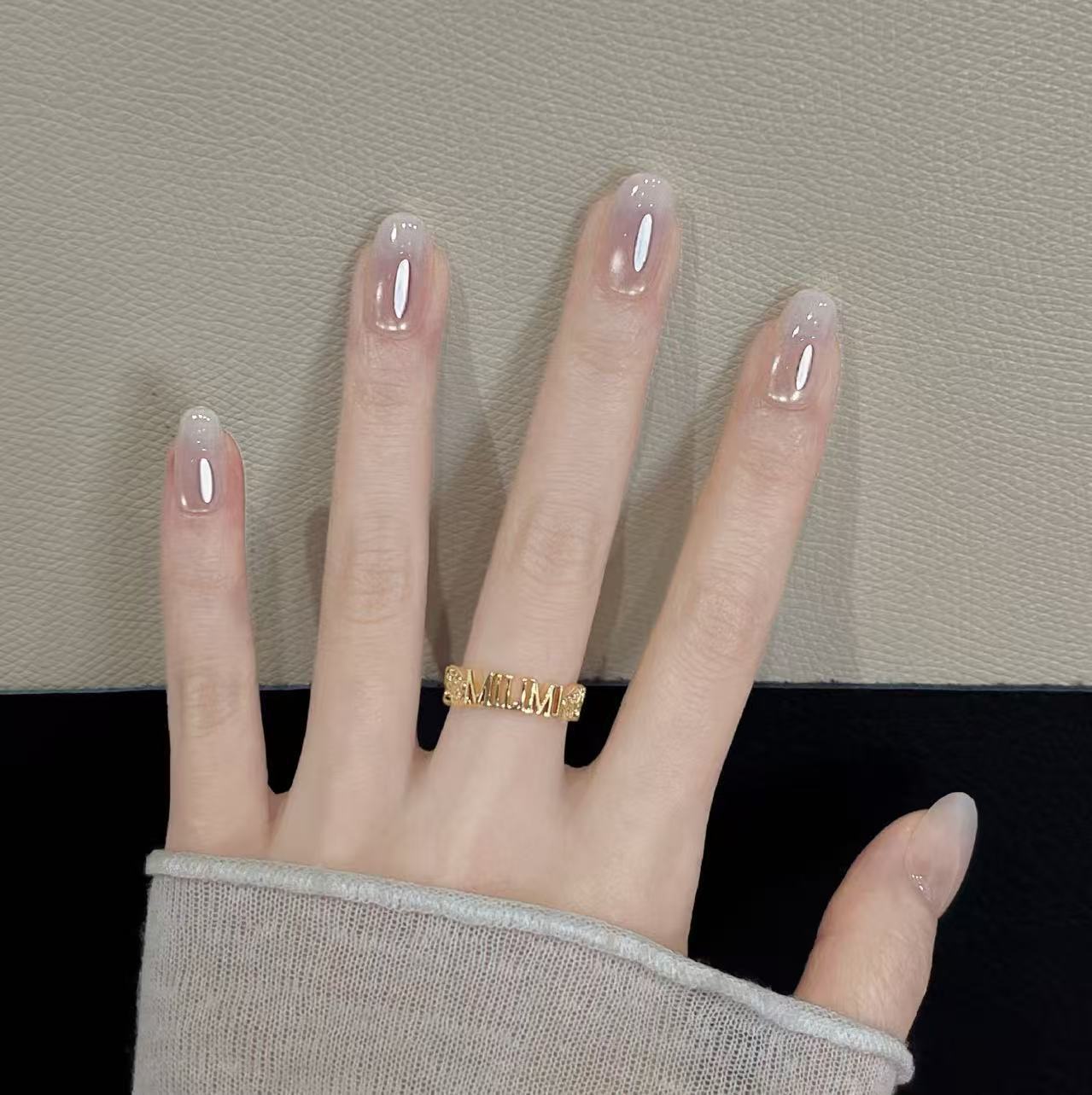 Uñas postizas francesas con diseño floral dorado, estilo ojo de gato, cortas y desmontables, producto de alta gama para arte de uñas 2026.