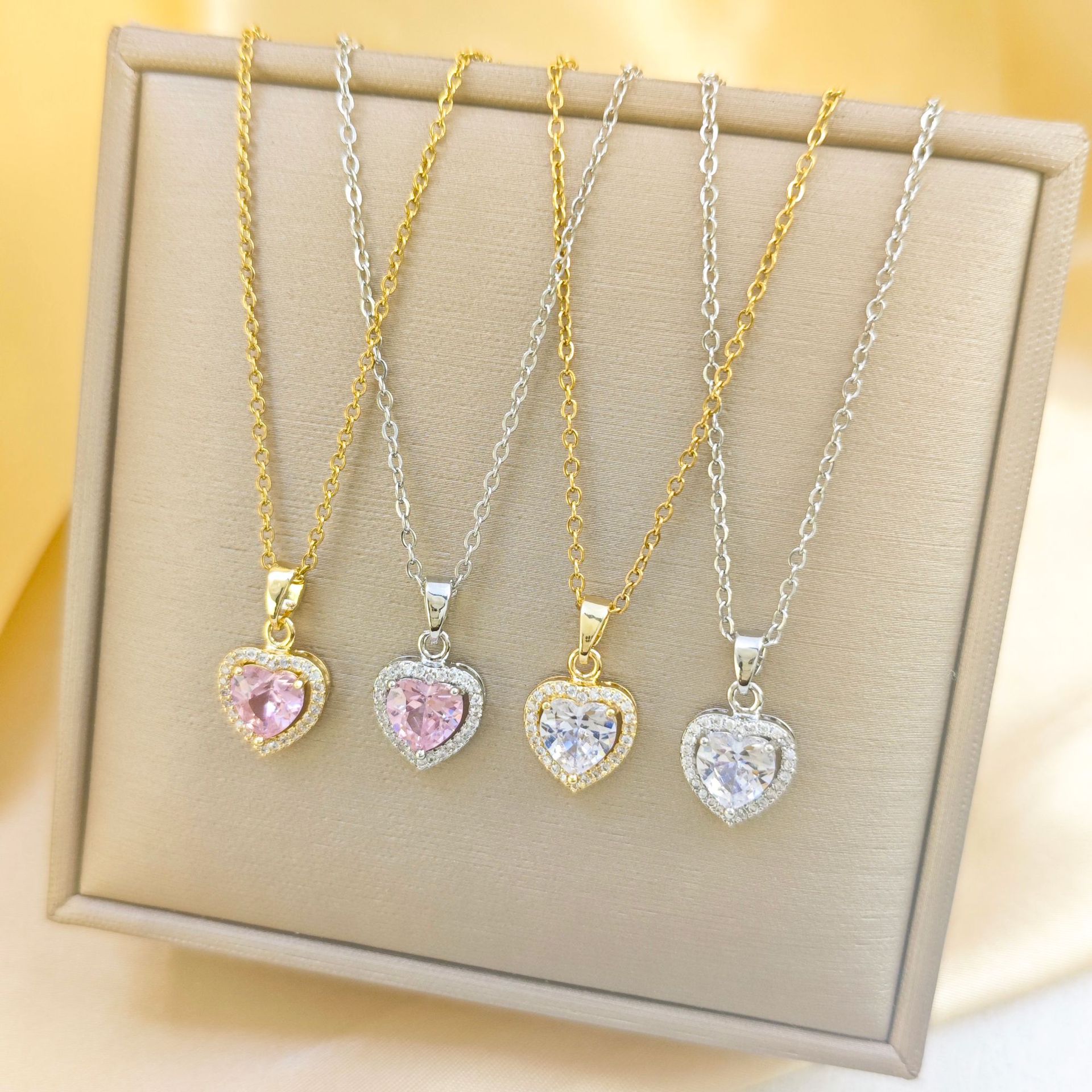 Cross-Border New Zircon Love Titanium Steel Necklace Women's Light Luxury Clavicle Chain Fashion Zircon High-End Pendant Necklace Jewelry