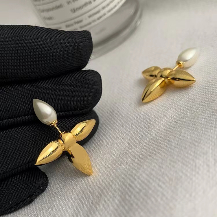 Retro Four Leaf Clover Brass Ear Studs Inlay Pearl Copper Earrings display picture 2