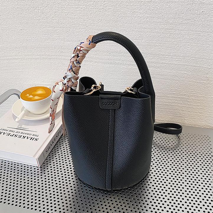Bolso de mano universal bolso de mujer 2025 nuevo estilo estilo estilo extranjero sensación de bolso de cubo de verano sensación de alto nivel de hombro mochila
