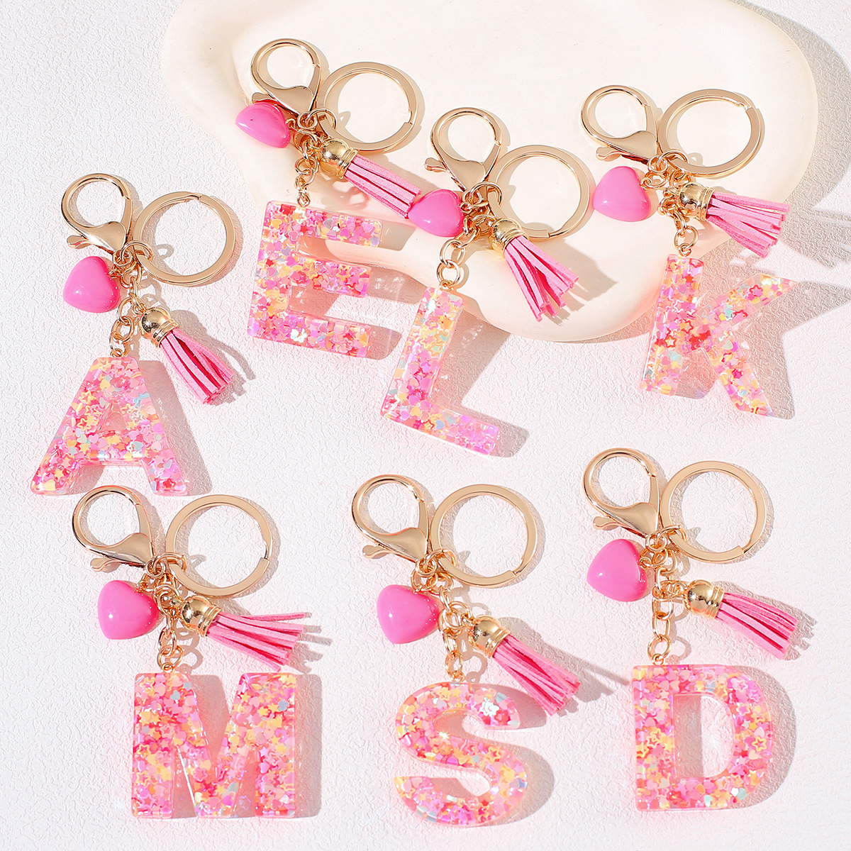 2024 nuevo amor rosa original letras de fresa llavero chicas letras de resina colgante ventas calientes transfronterizas
