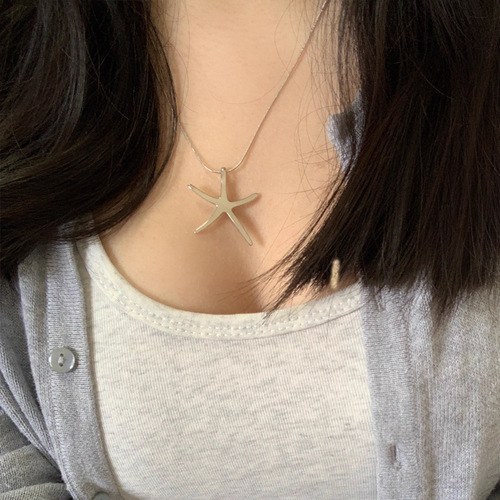 Minimalist Starfish Necklace for Women, Korean Style, Ins-Inspired, Unique Design, Personalized Clavicle Chain, Fashionable and Versatile, Vacation Style Accessory