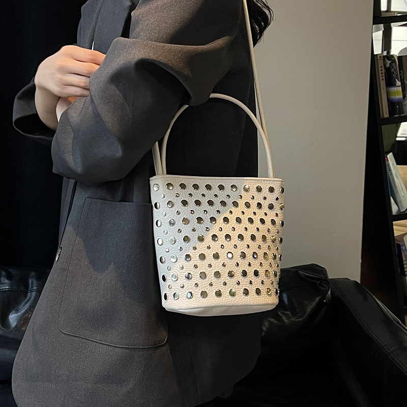 Bolso de cubo de textura transfronteriza 2025 nuevo bolso de mano remache personalizado bolso de hombro retro patrón de lichi bolso de mensajero mujer