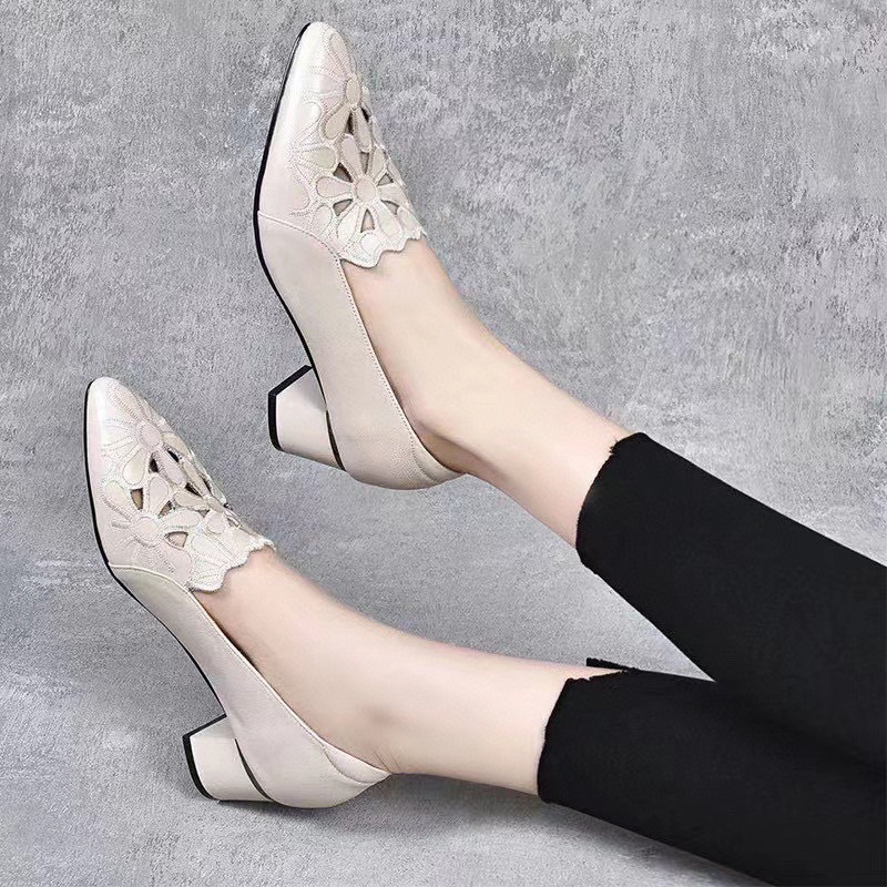 Giày nữ mũi nhọn khoét lỗ đế xuồng chunky gót thấp da thật mềm — Màu be-năm cm
