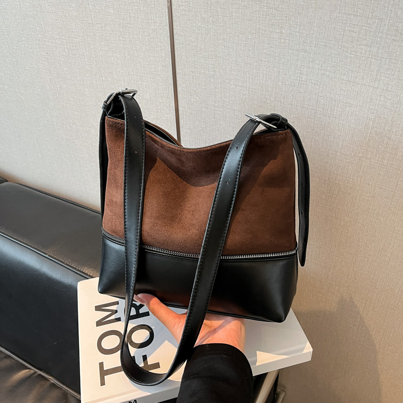 Otoño y invierno bolso de mujer 2025 nuevo retro bolso de cuero de seda empalmado bolso de cubo de agua de viaje universal mochila de hombro