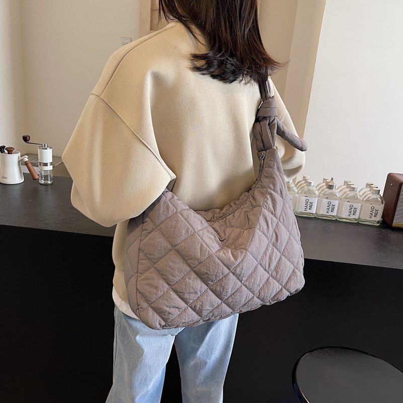 Nueva bolsa de mensajero de un solo hombro de nicho de Corea del Sur, bolsa de plumas, bolsa de lomo de gran capacidad, bolsa de tela suave ligera y resistente al agua