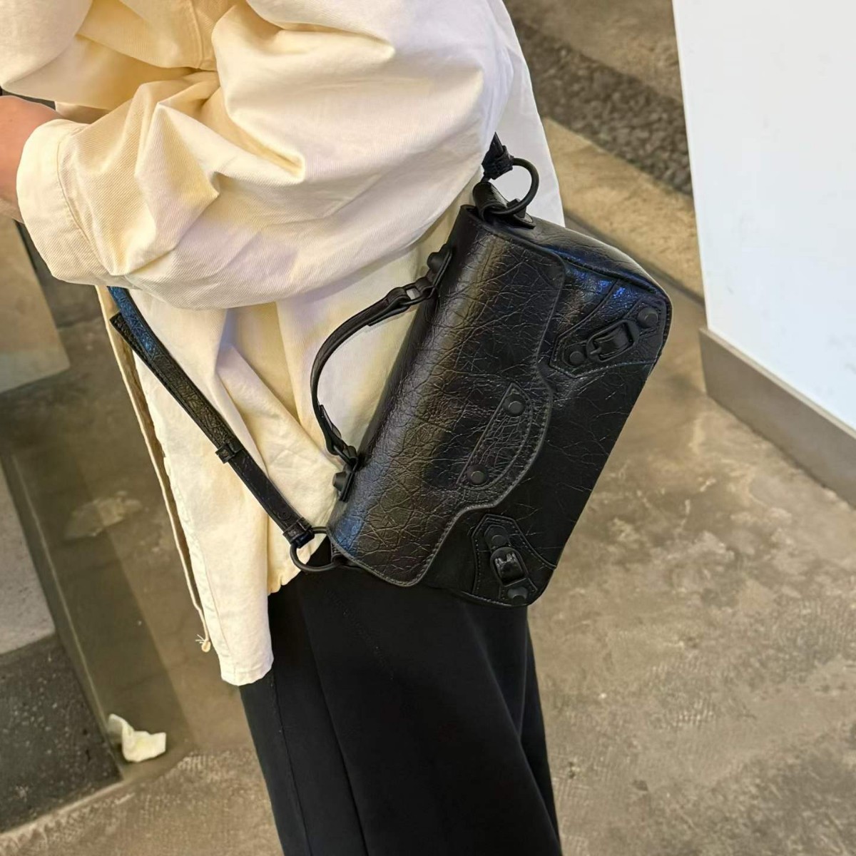 Trendy Motorcycle Flap Bag Top Grain Oil Wax Cowhide Crossbody Bag Riveted Shoulder Bag Small Genuine Leather Women's Handbag - Thumbnail 4