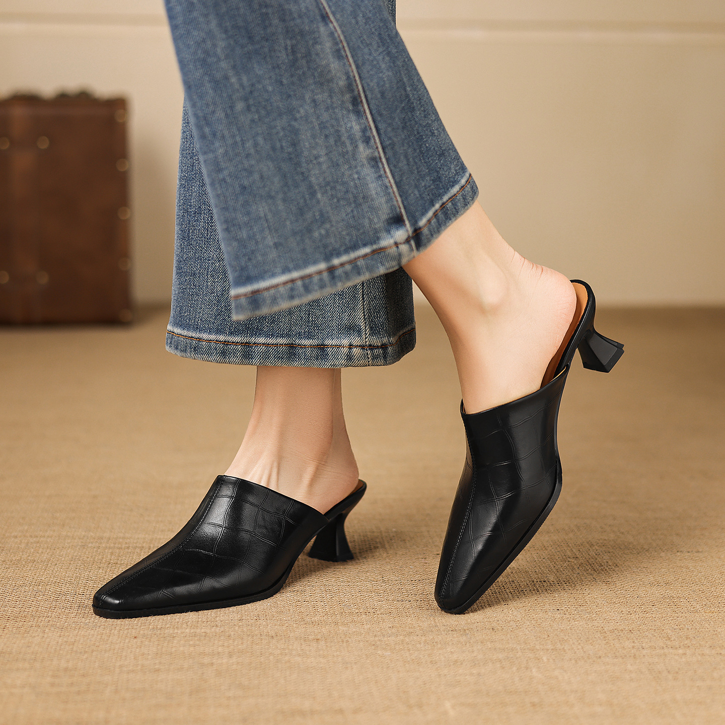 Dép sandal cao gót nữ mũi nhọn quai ngang da dê, gót 5 cm — đen